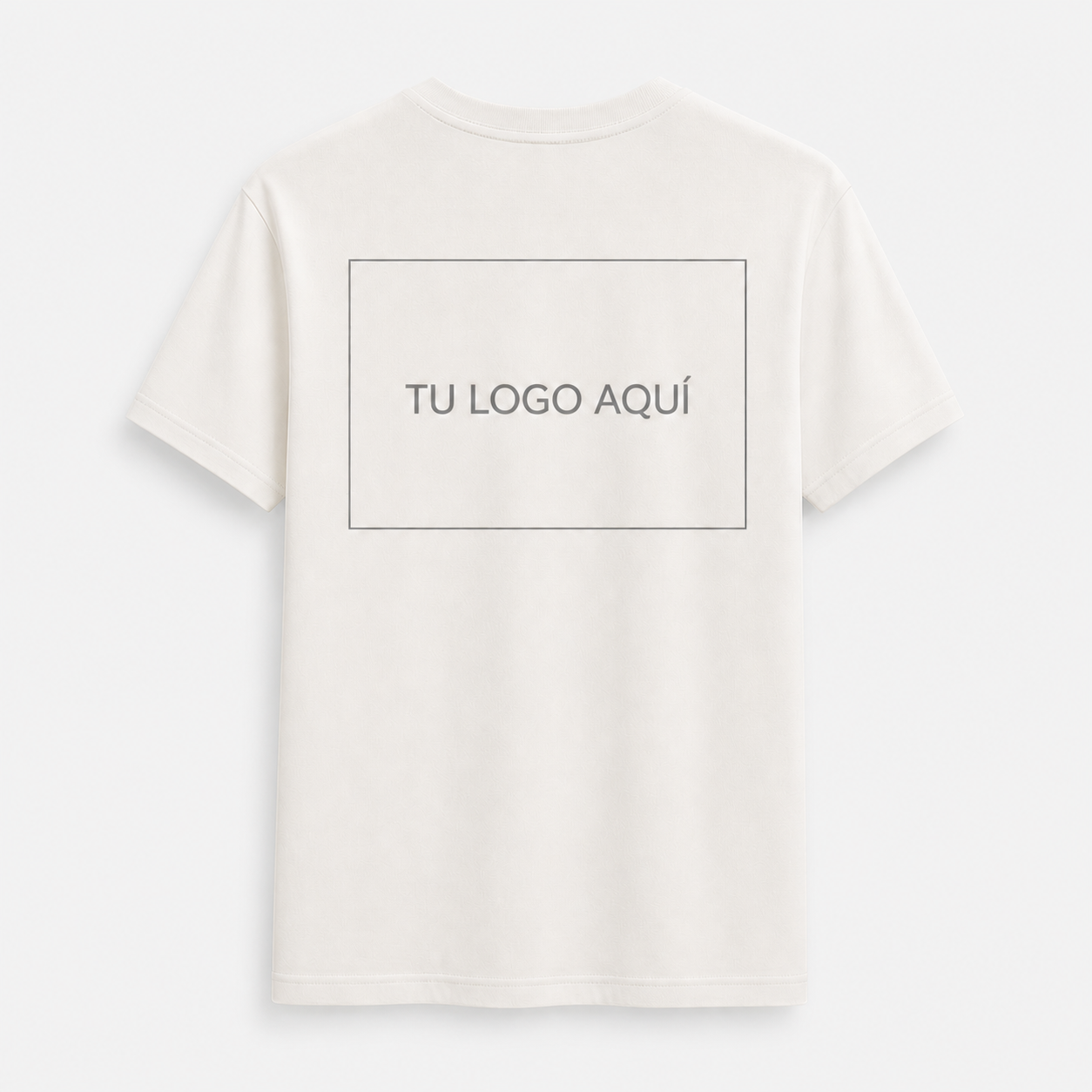 Camiseta cruda personalizable vista de espalda con zona grande para el logo