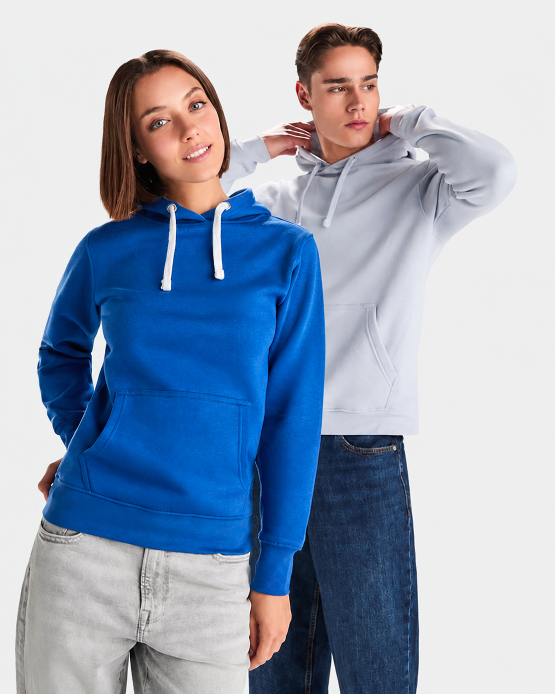 Dos modelos con la Sudadera Essential real