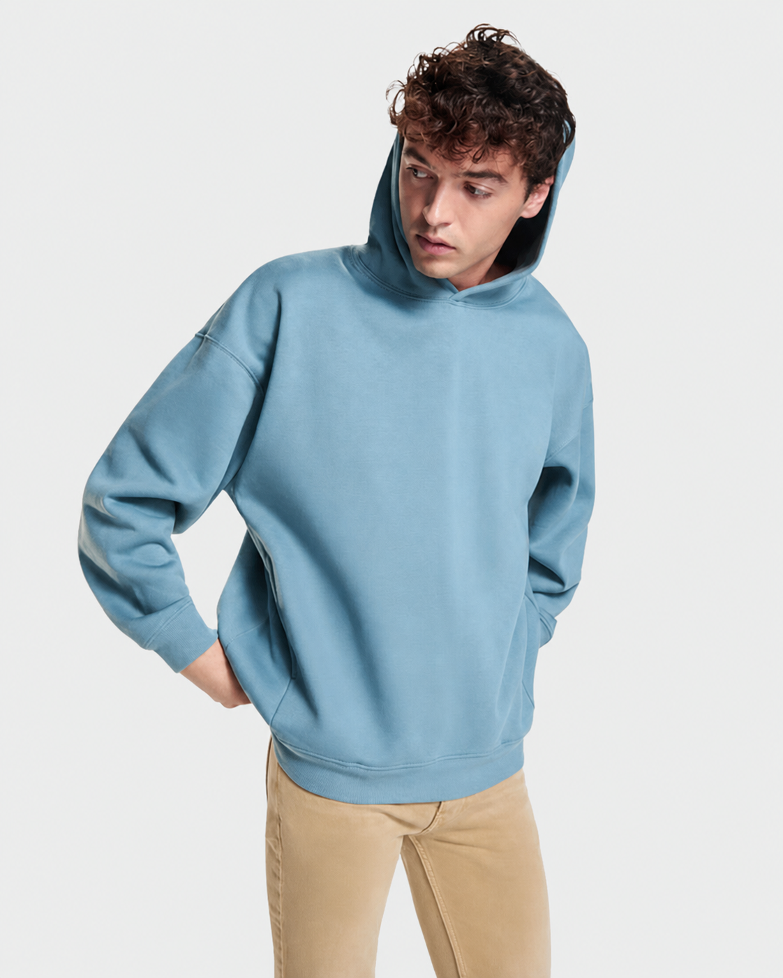 Modelo con la Sudadera Oversize real