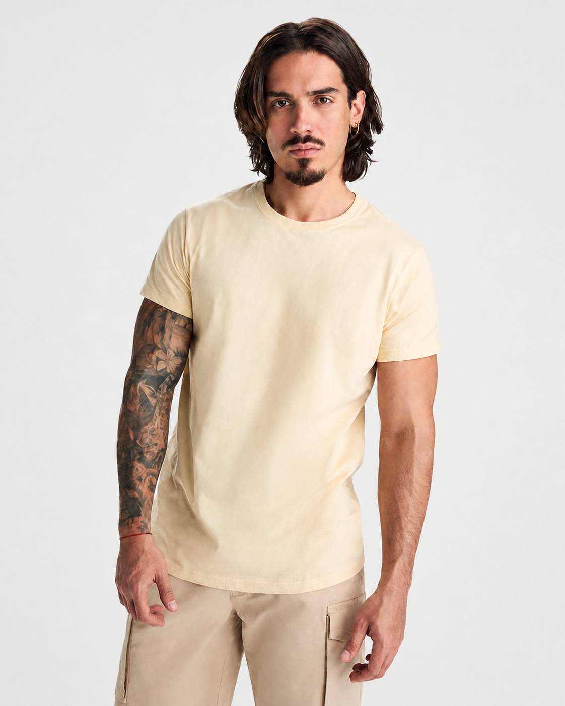 Modelo con la Camiseta Essential real